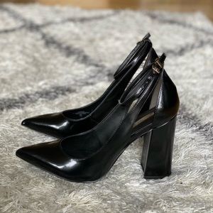 New Guess black chunky heel with ankle strap Sz 9